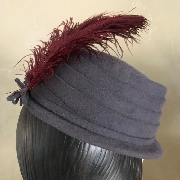 UNIQUE 1940s GRAY FELT BOATER HAT WITH BURGUNDY FEATHER main image 7